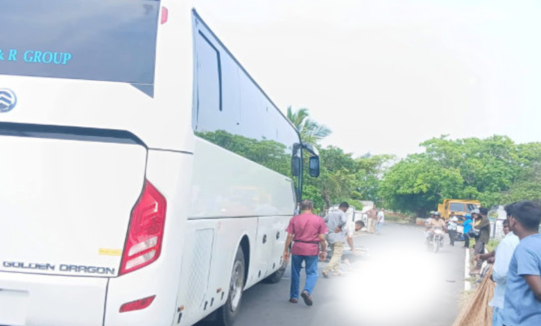 யாழில் இளைஞனை பலியெடுத்த சொகுசு பேருந்து யாழில் இளைஞனை பலியெடுத்த சொகுசு பேருந்து
