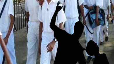 பாடசாலை வளாகத்தில் சக மாணவர்களை கத்தியால் குத்திய உயர்தர மாணவன்!