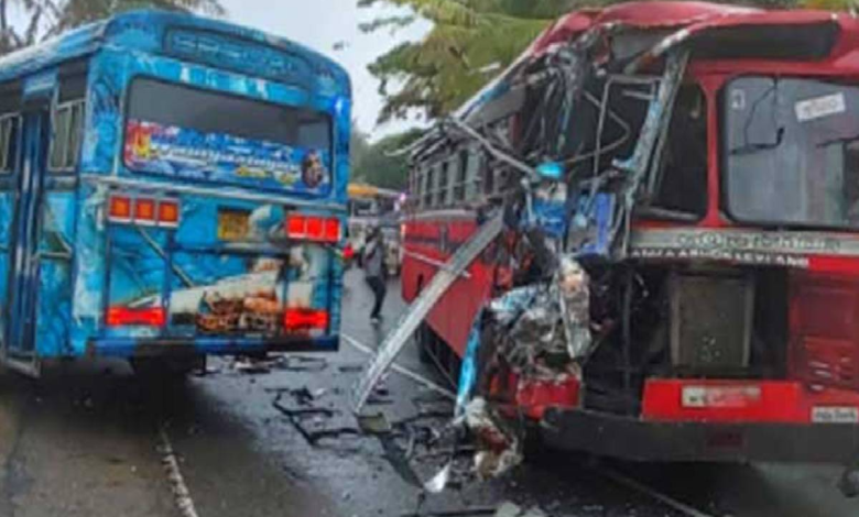 தனியார் - இலங்கை போக்குவரத்து பேருந்துகள் மோதி கோர விபத்து தனியார் - இலங்கை போக்குவரத்து பேருந்துகள் மோதி கோர விபத்து